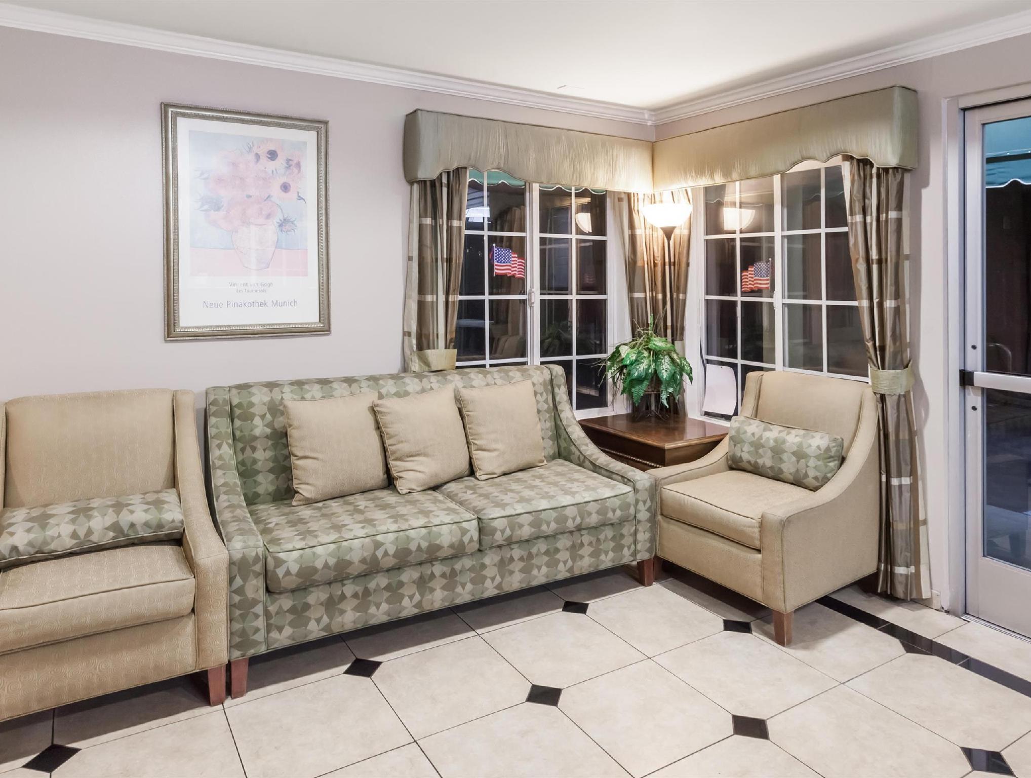 La Quinta & By Wyndham Hotel